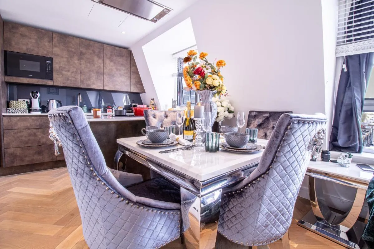 Image 5 of Luxurious 1-Bedroom Penthouse in Marble Arch 71