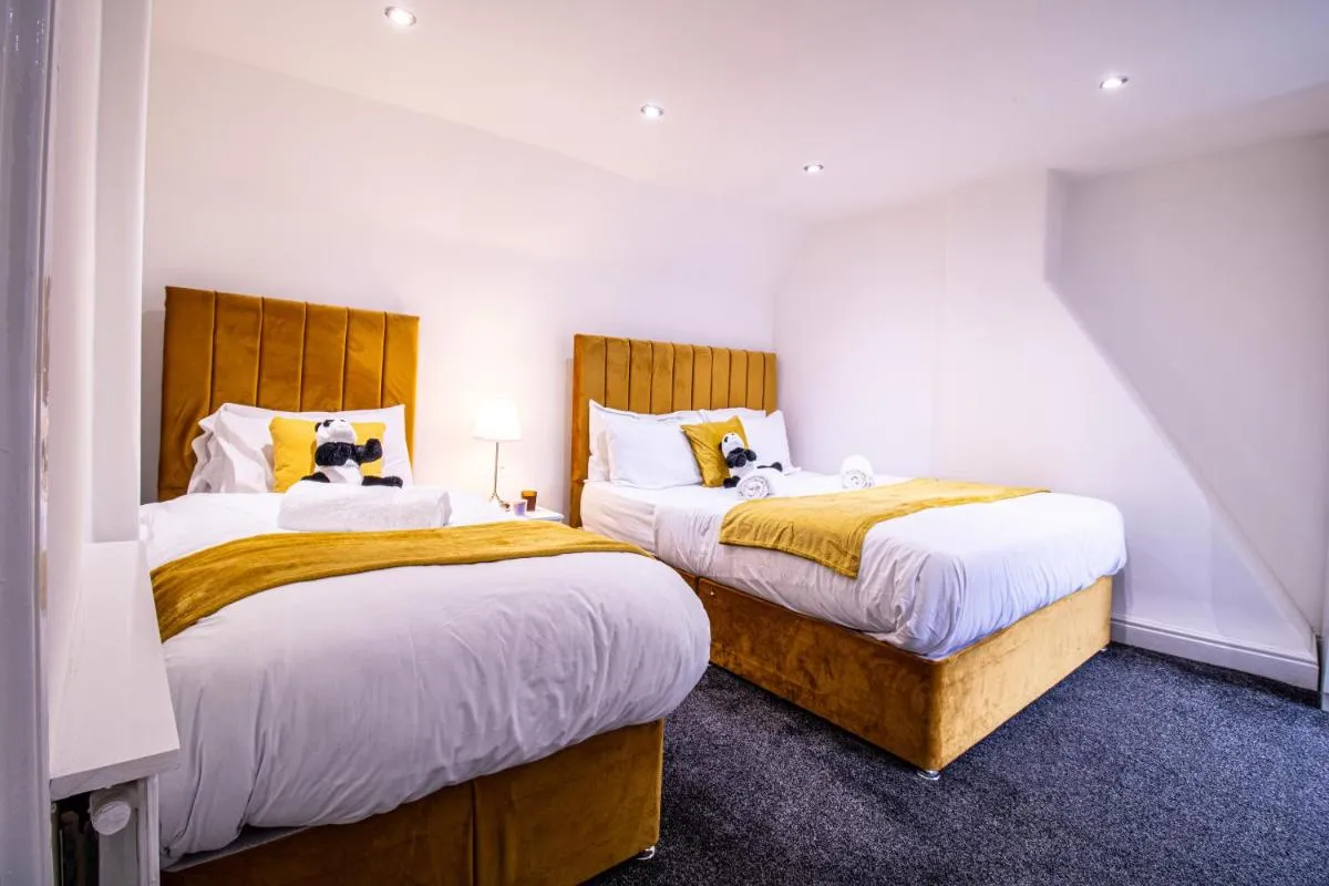 Image 3 of Luxurious 1-Bedroom Penthouse on Oxford Street 11G