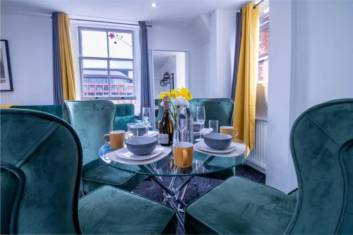 Image 2 of Luxurious 1-Bedroom Penthouse on Oxford Street 11G