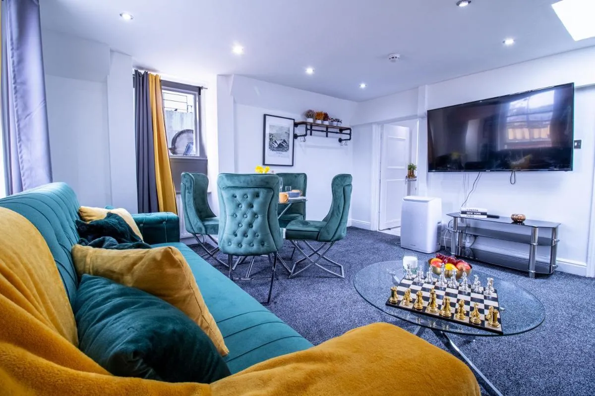 Image 1 of Luxurious 1-Bedroom Penthouse on Oxford Street 11G