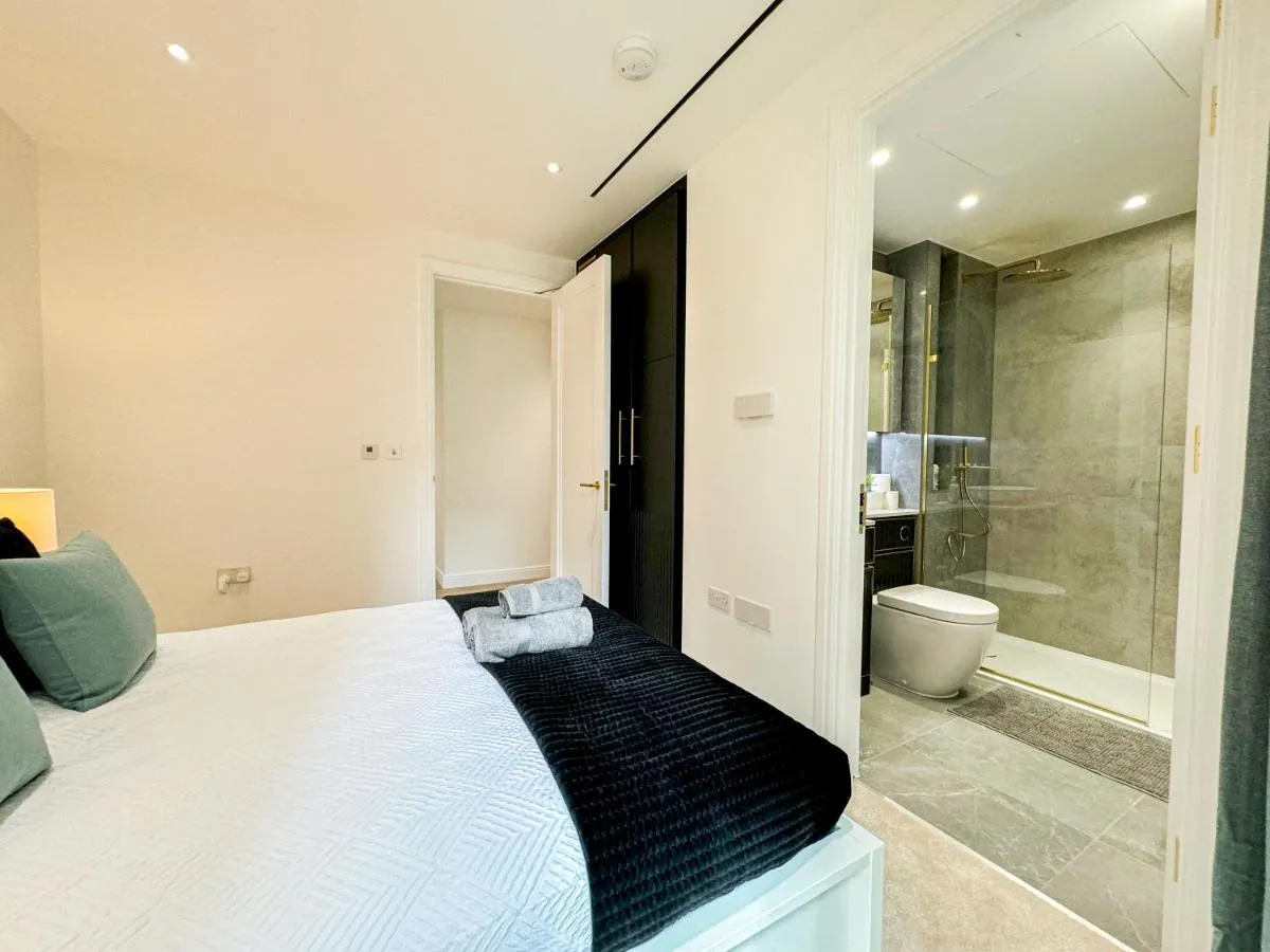 Image 2 of Luxurious 2 BR Apartment, Clerkenwell Old Street