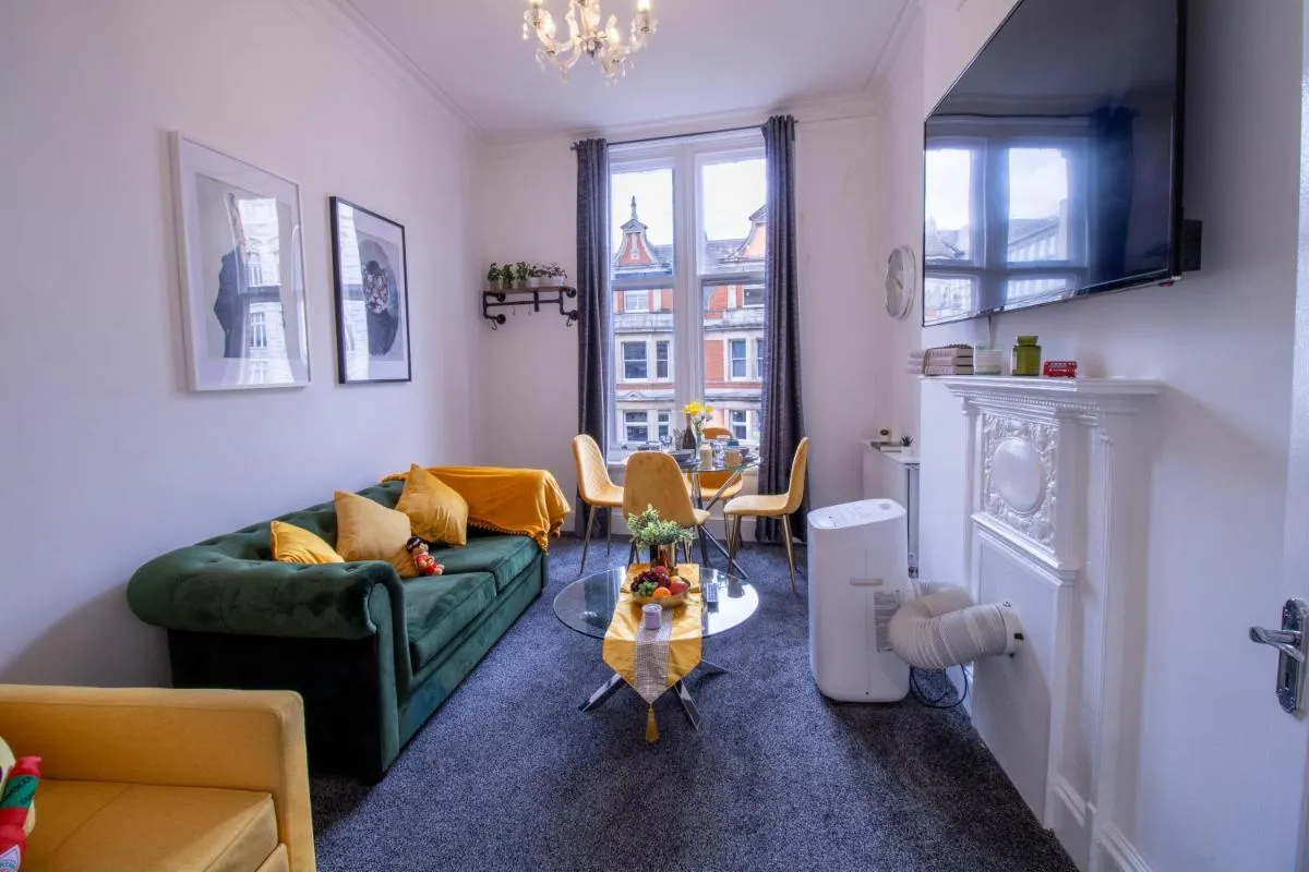 Image 2 of Luxurious Apartments on Oxford Street
