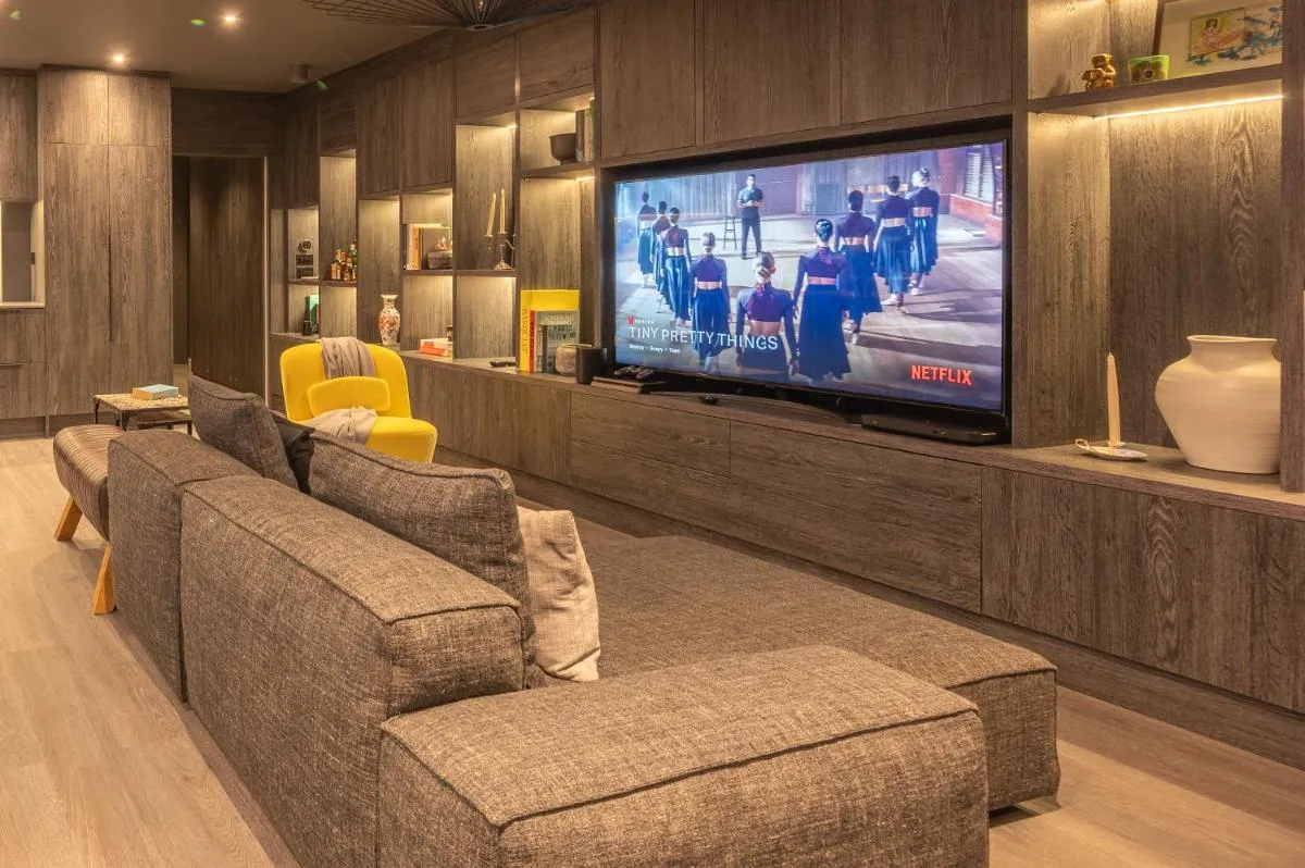 Image 4 of Luxurious Penthouse, Expansive Wrap-Around Terrace