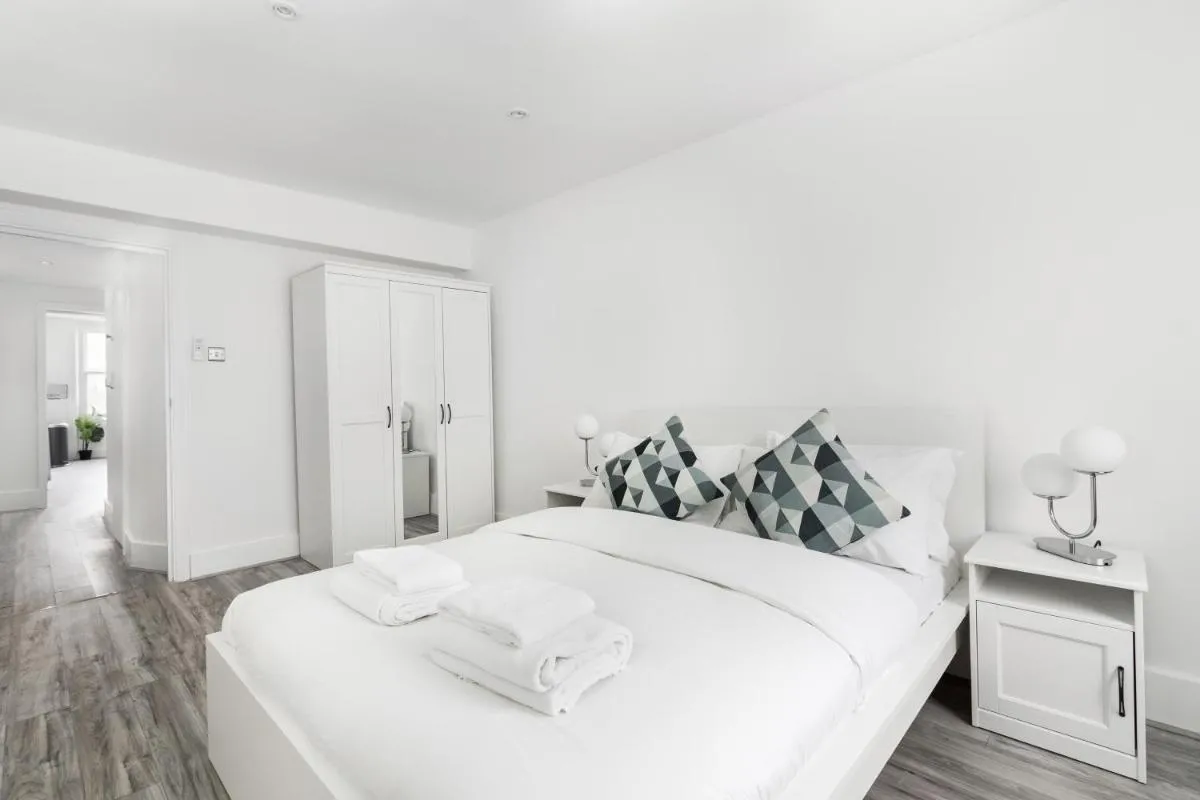 Image 5 of Luxury 3 Bedroom Apartment in Marylebone