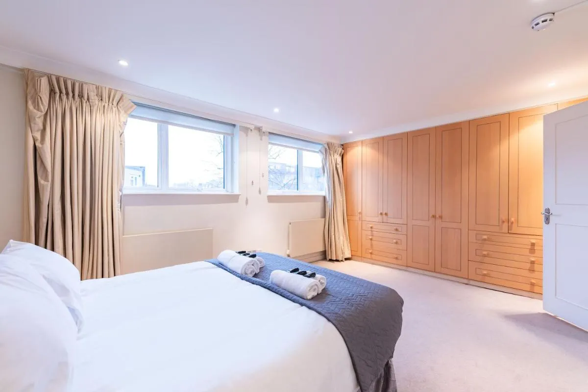 Image 1 of Luxury 6 Bedroom House in Southwick Street