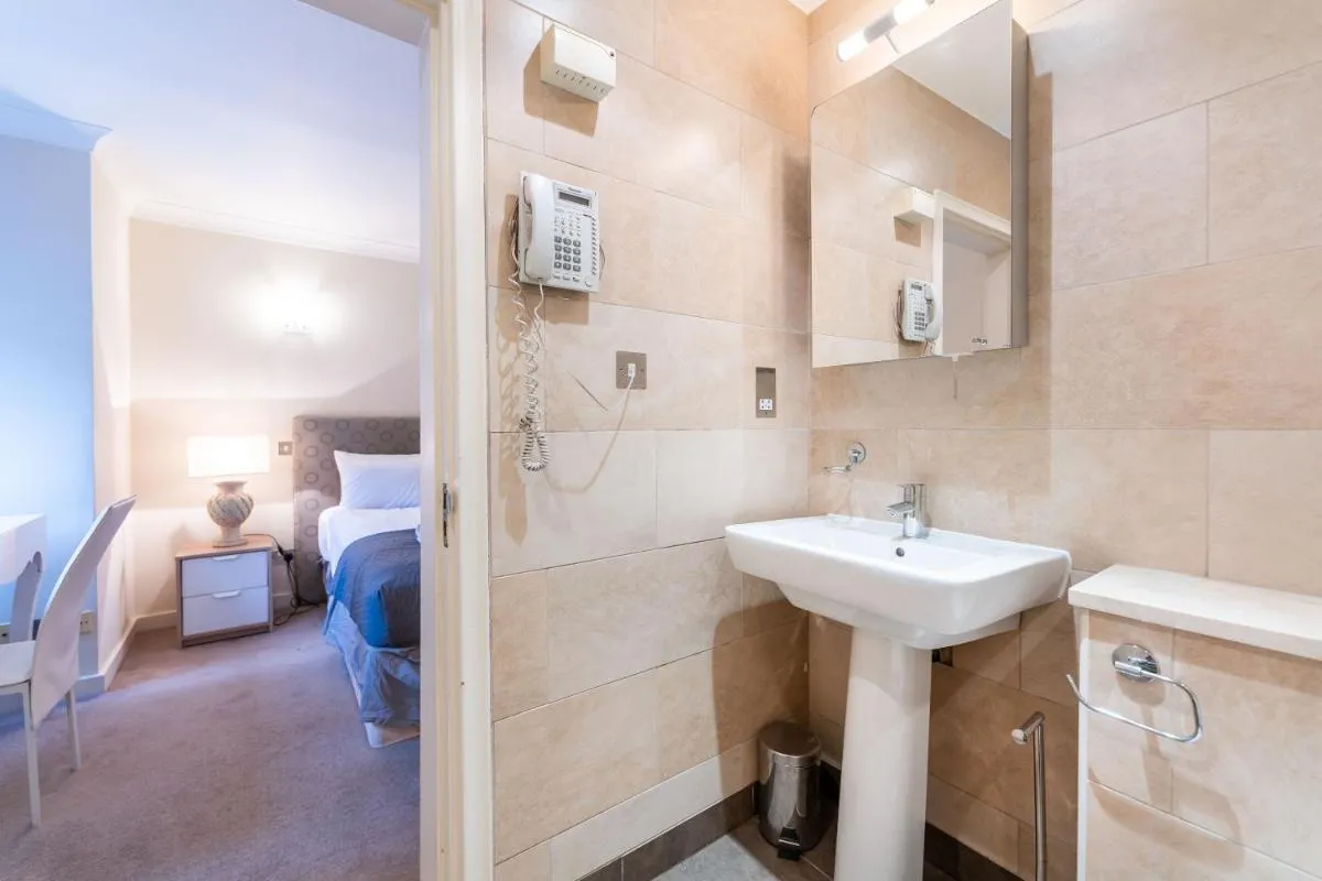 Image 2 of Luxury 6 Bedroom House in Southwick Street