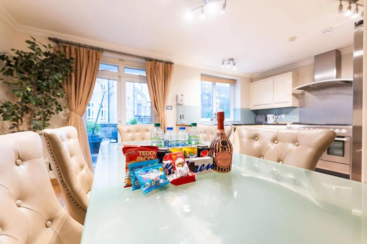 Image 6 of Luxury 6 Bedroom House in Southwick Street