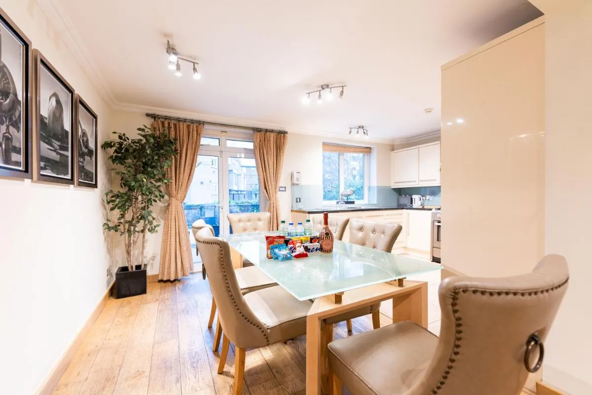 Image 3 of Luxury 6 Bedroom House in Southwick Street