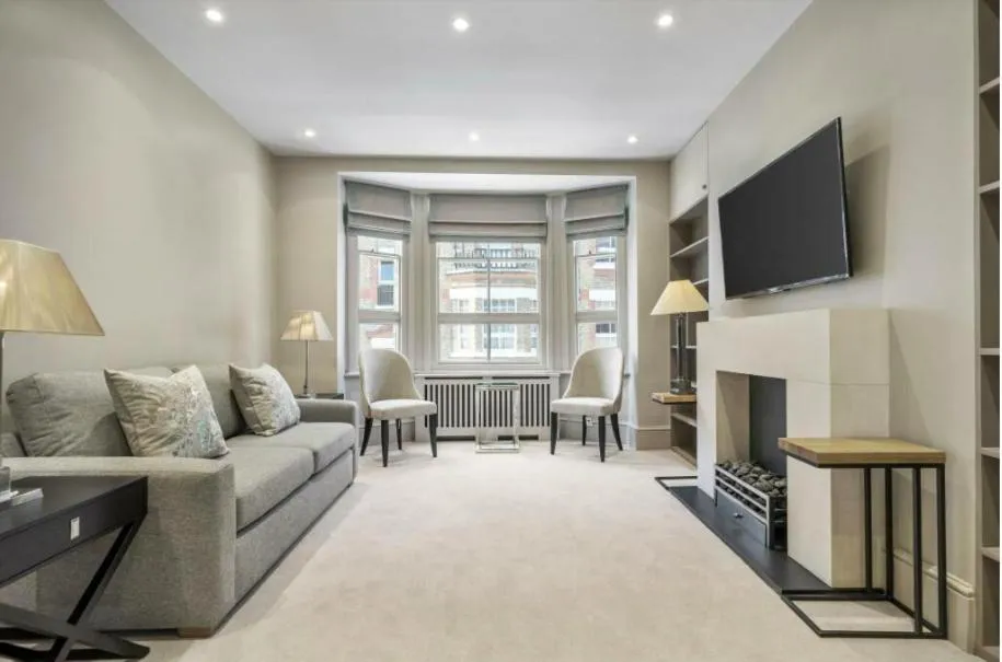 Image 2 of Luxury Knightsbridge apartment outside Harrods