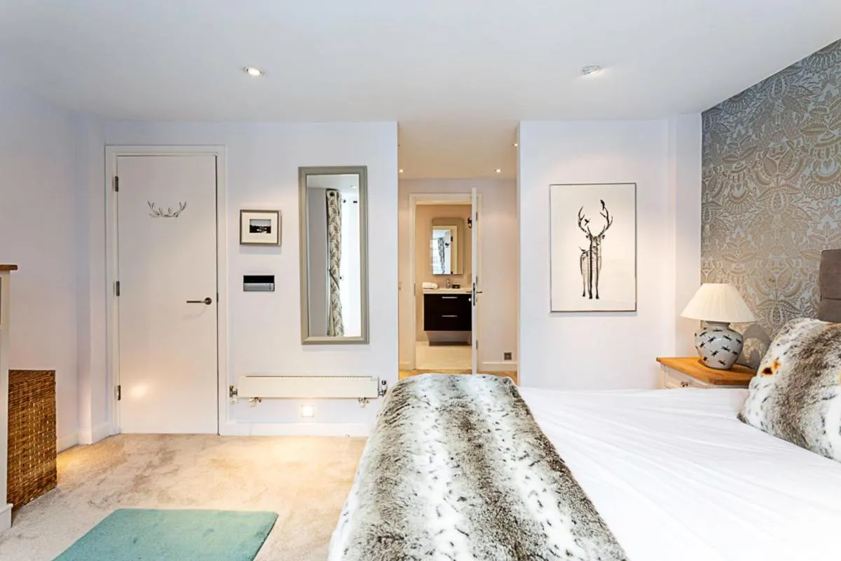 Image 1 of Luxury and Modern Bayswater Apartment
