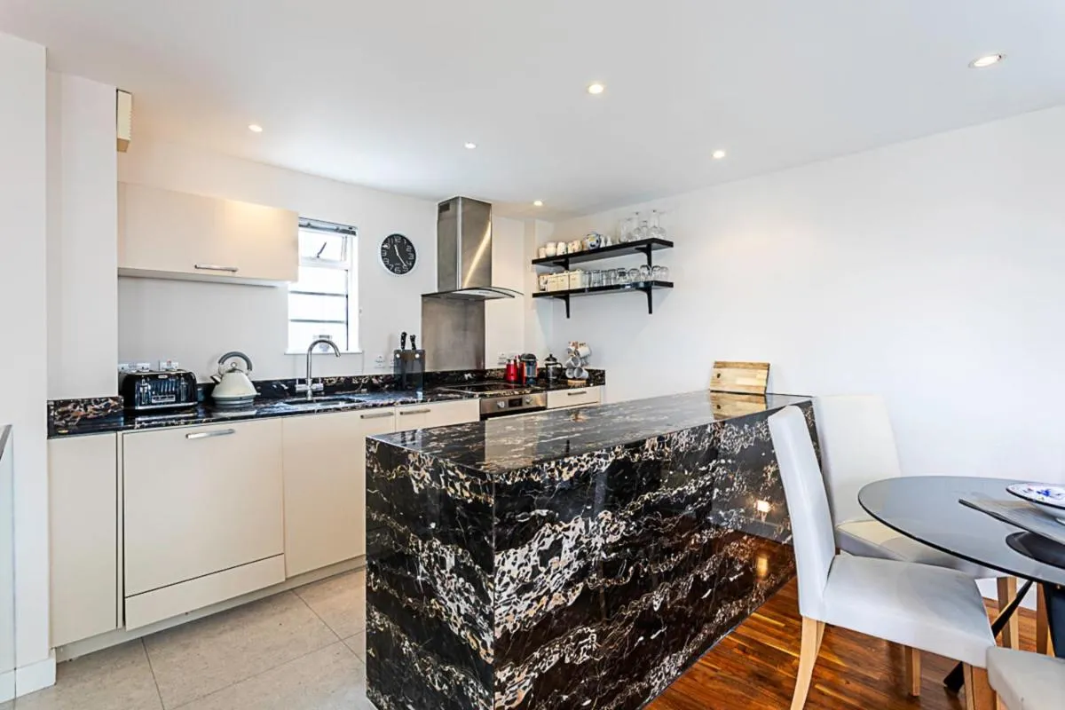 Image 4 of Luxury and Modern Bayswater Apartment