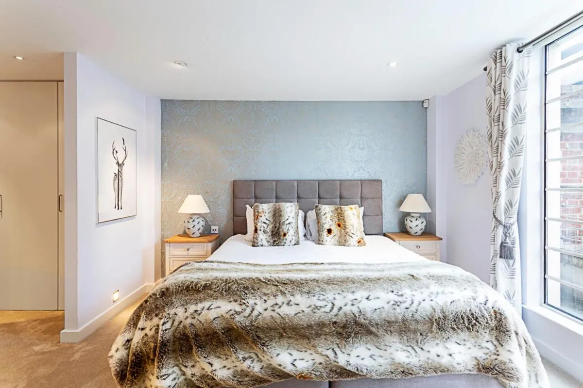 Image 6 of Luxury and Modern Bayswater Apartment