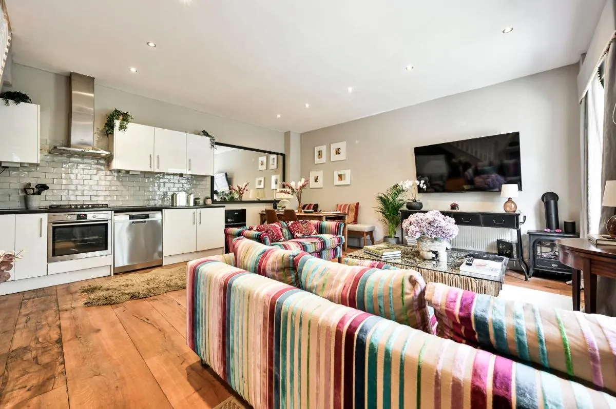 Image 2 of Magnificent 2 Bed Hyde Park Mews House