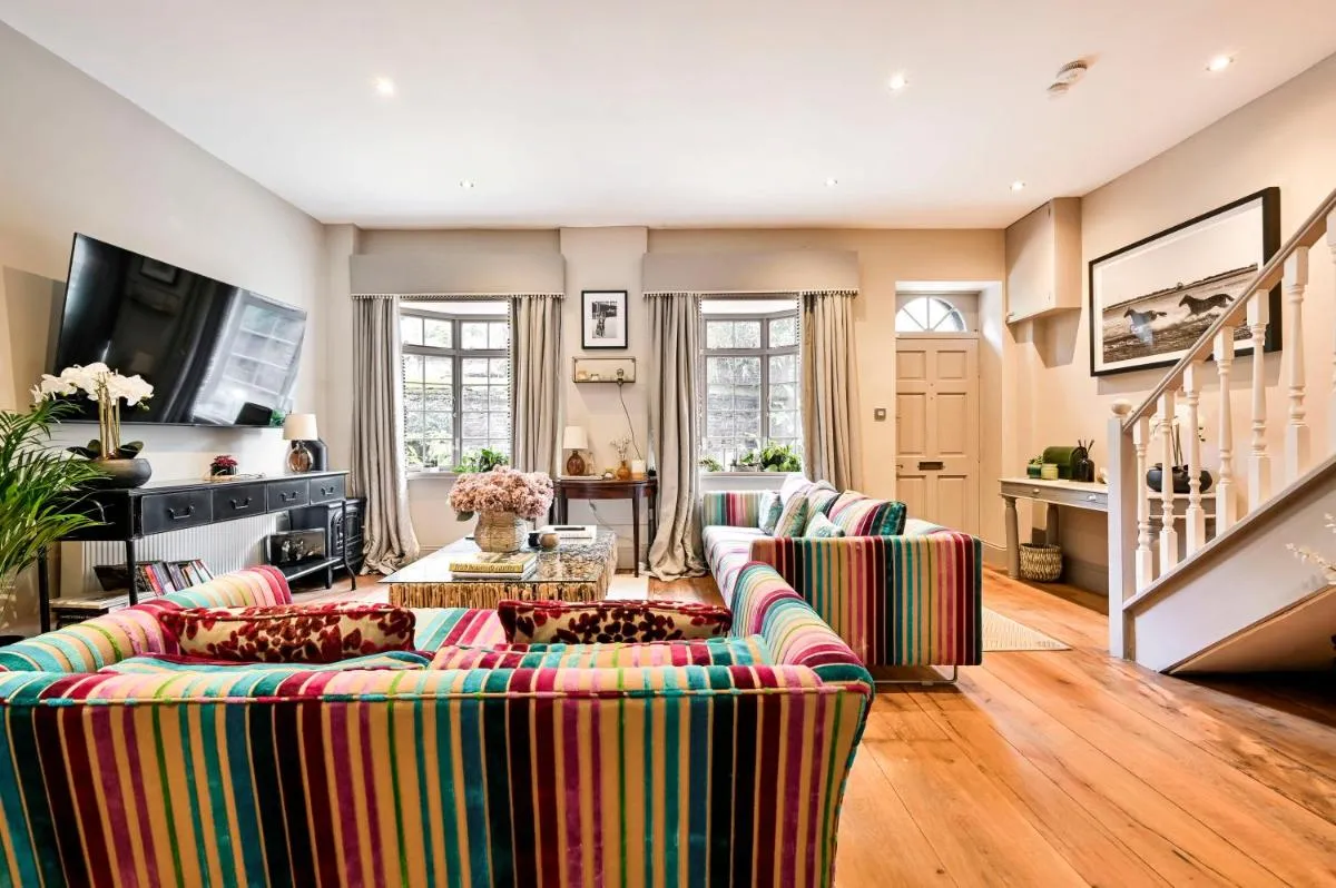 Image 4 of Magnificent 2 Bed Hyde Park Mews House