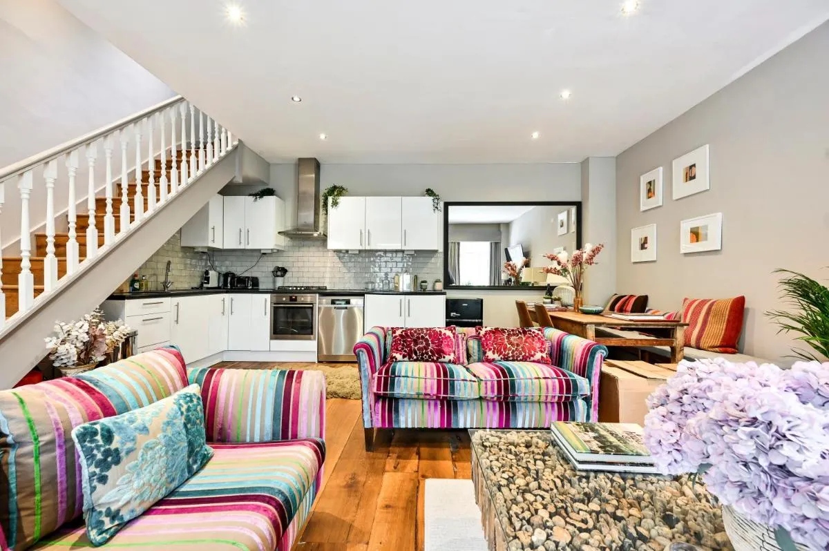 Image 3 of Magnificent 2 Bed Hyde Park Mews House