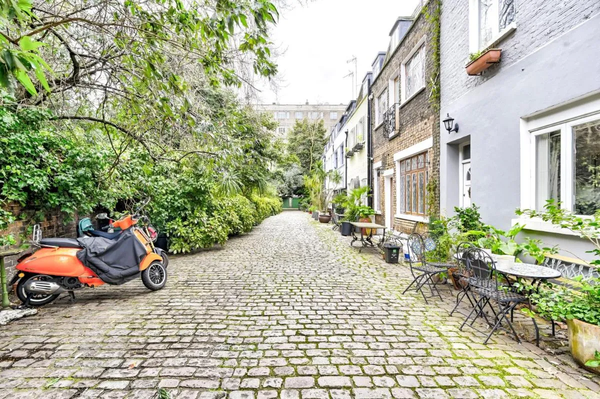 Image 1 of Magnificent 2 Bed Hyde Park Mews House