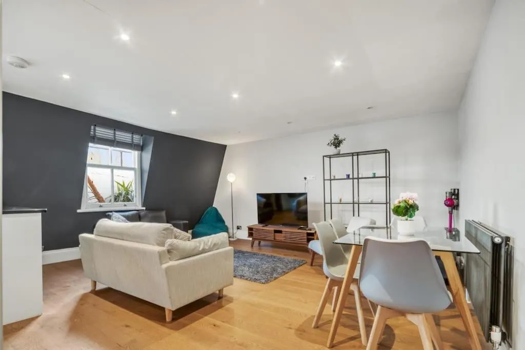 Image of Modern 2 Bed 2 Bath Chelsea