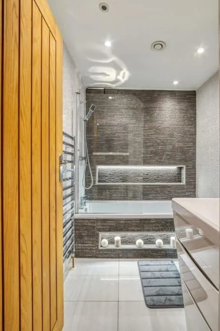 Image 6 of Modern 2 Bed 2 Bath Chelsea