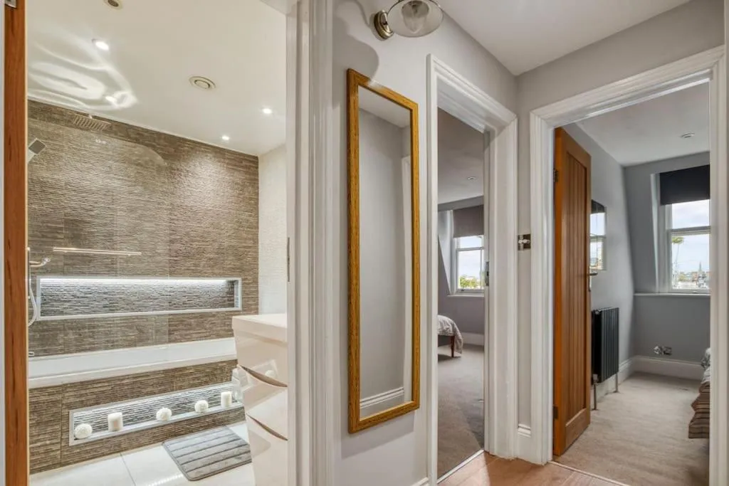 Image 2 of Modern 2 Bed 2 Bath Chelsea