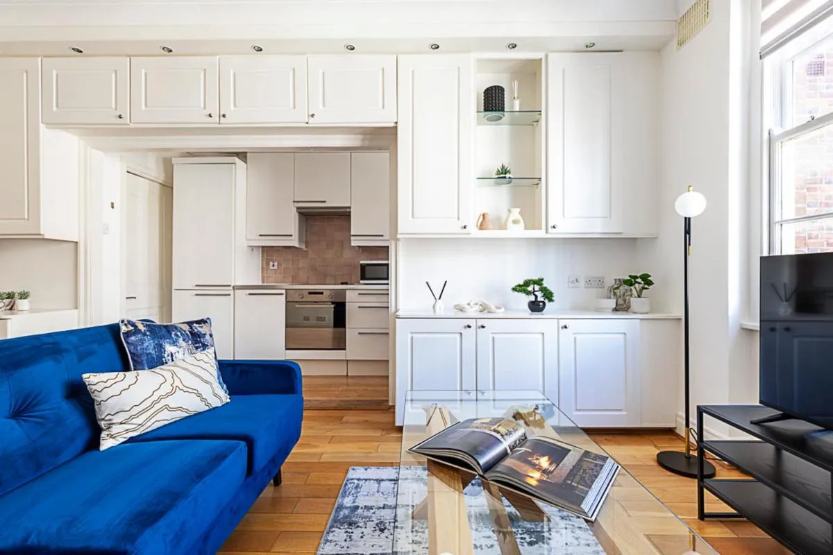 Image 1 of Modern 2 Bedroom Flat Near Queensway