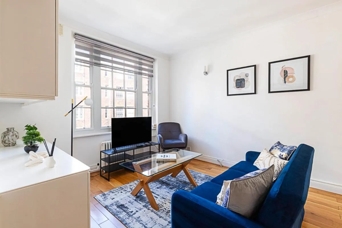 Image 2 of Modern 2 Bedroom Flat Near Queensway