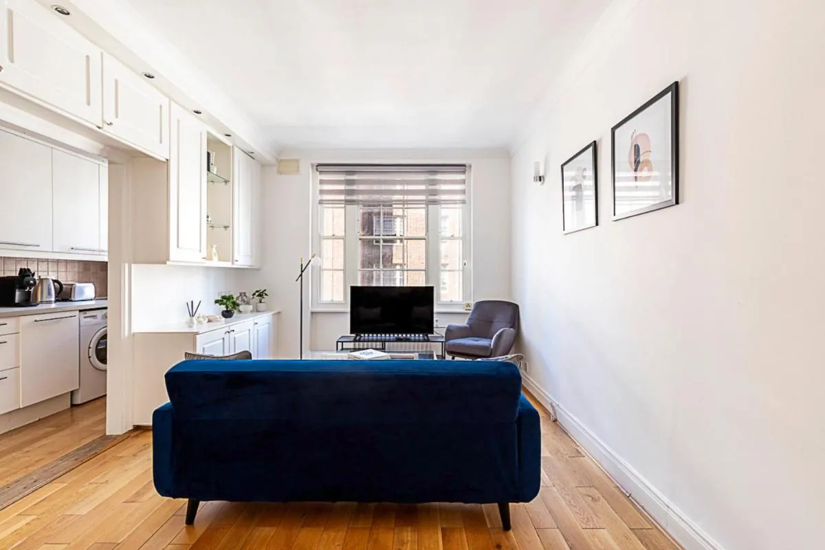 Image 3 of Modern 2 Bedroom Flat Near Queensway