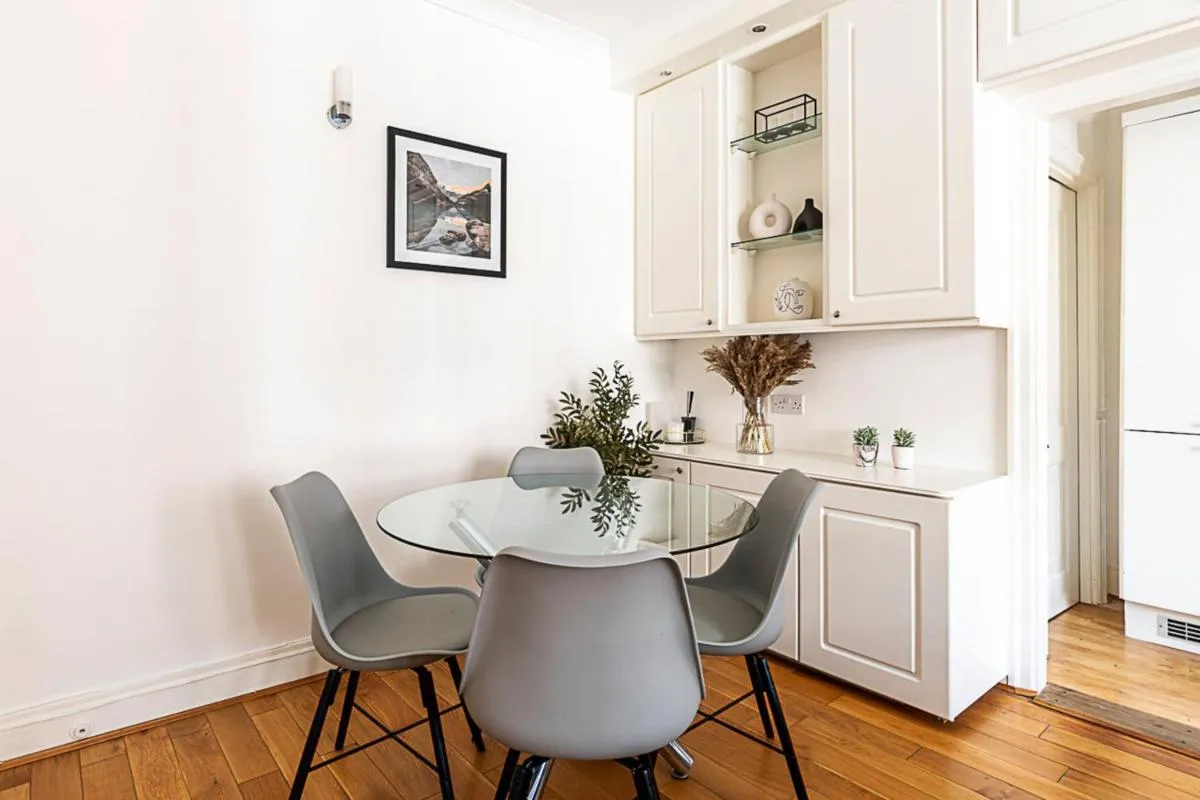 Image 4 of Modern 2 Bedroom Flat Near Queensway