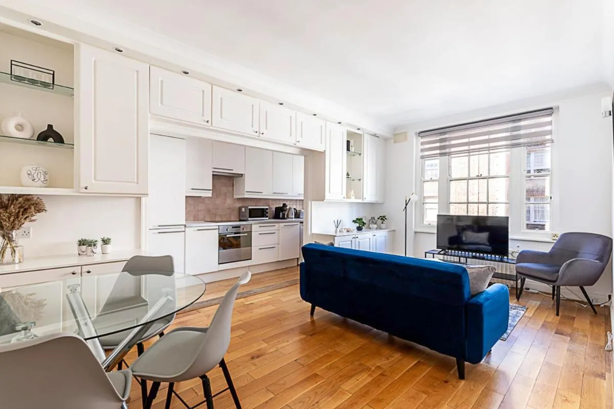 Image 5 of Modern 2 Bedroom Flat Near Queensway