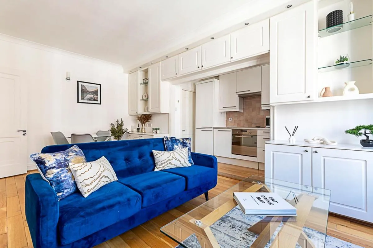 Image 6 of Modern 2 Bedroom Flat Near Queensway