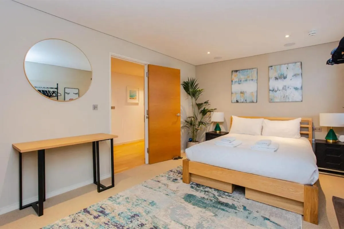 Image 1 of Modern 3 Bedroom Apartment in Paddington