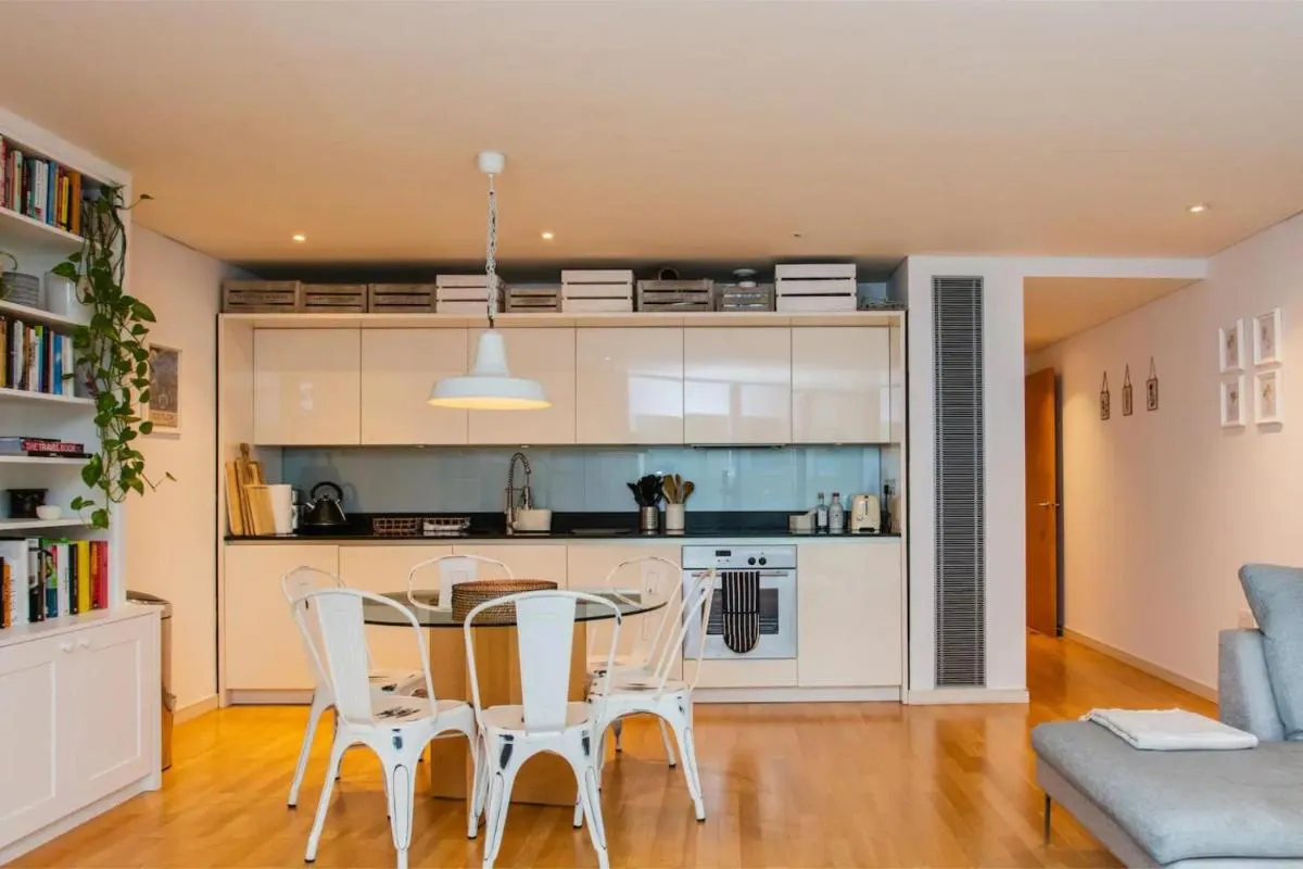 Image 2 of Modern 3 Bedroom Apartment in Paddington