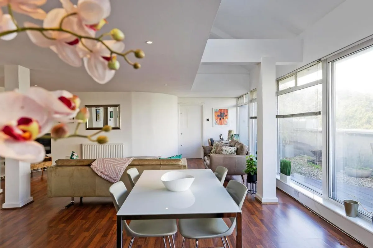 Image 3 of Old St penthouse