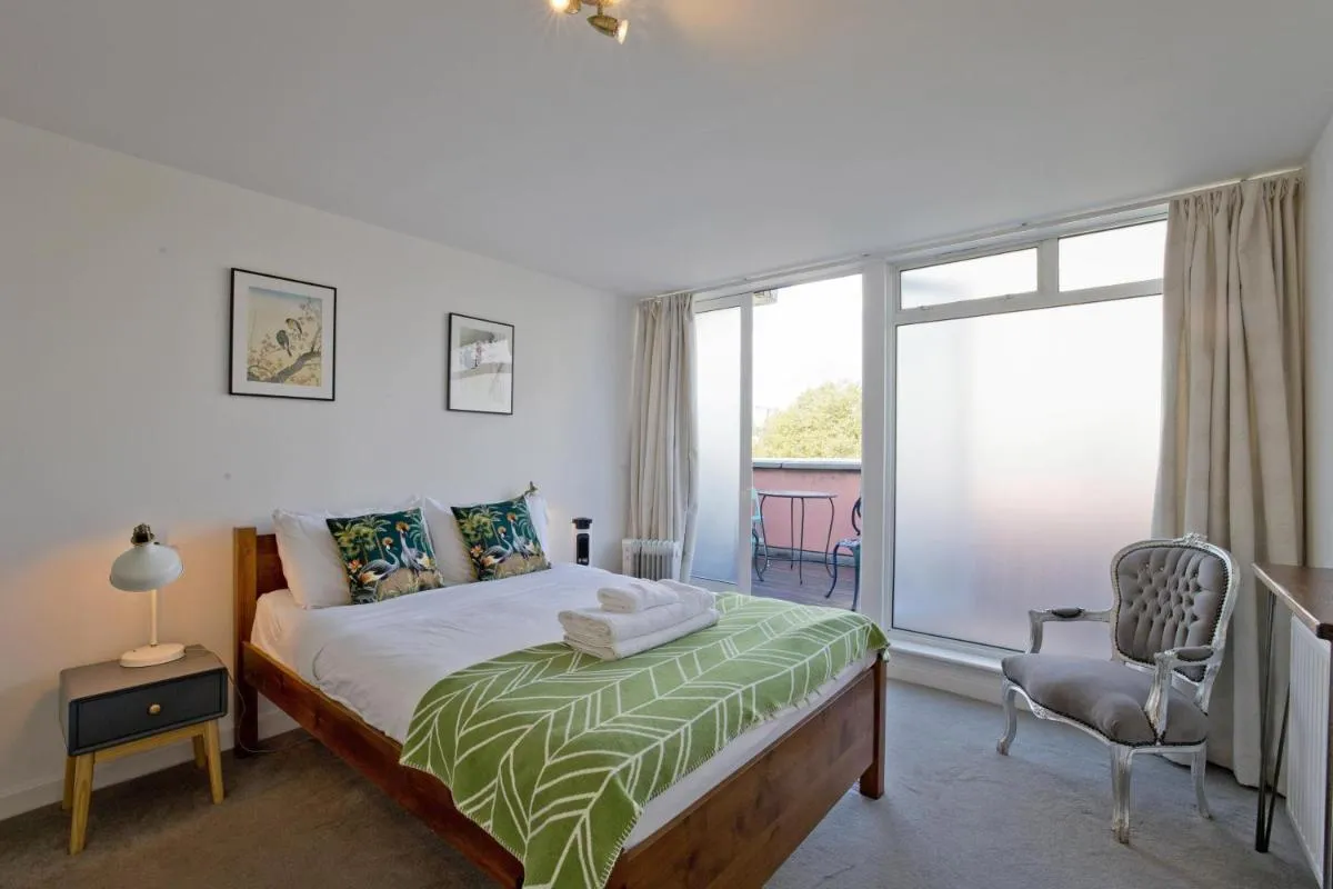 Image 6 of Old St penthouse