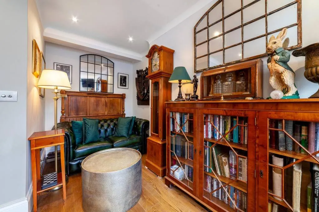 Image of Outstanding Antique 1BR flat in Soho