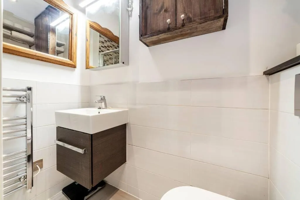 Image 6 of Outstanding Antique 1BR flat in Soho