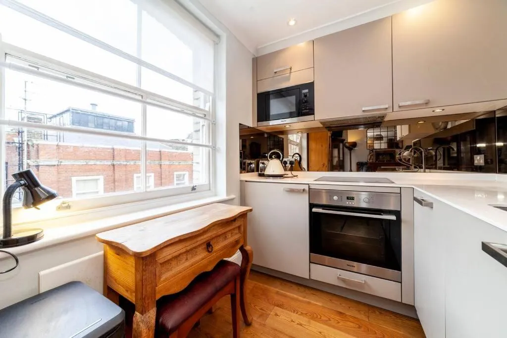 Image 3 of Outstanding Antique 1BR flat in Soho