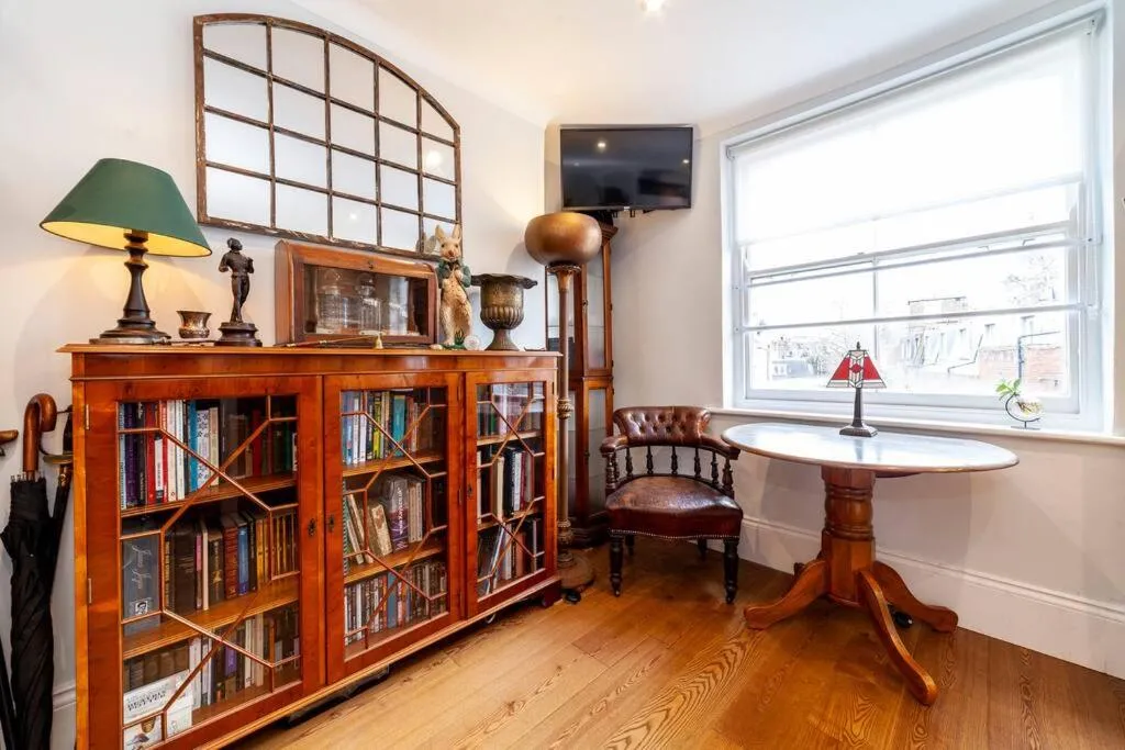 Image 4 of Outstanding Antique 1BR flat in Soho