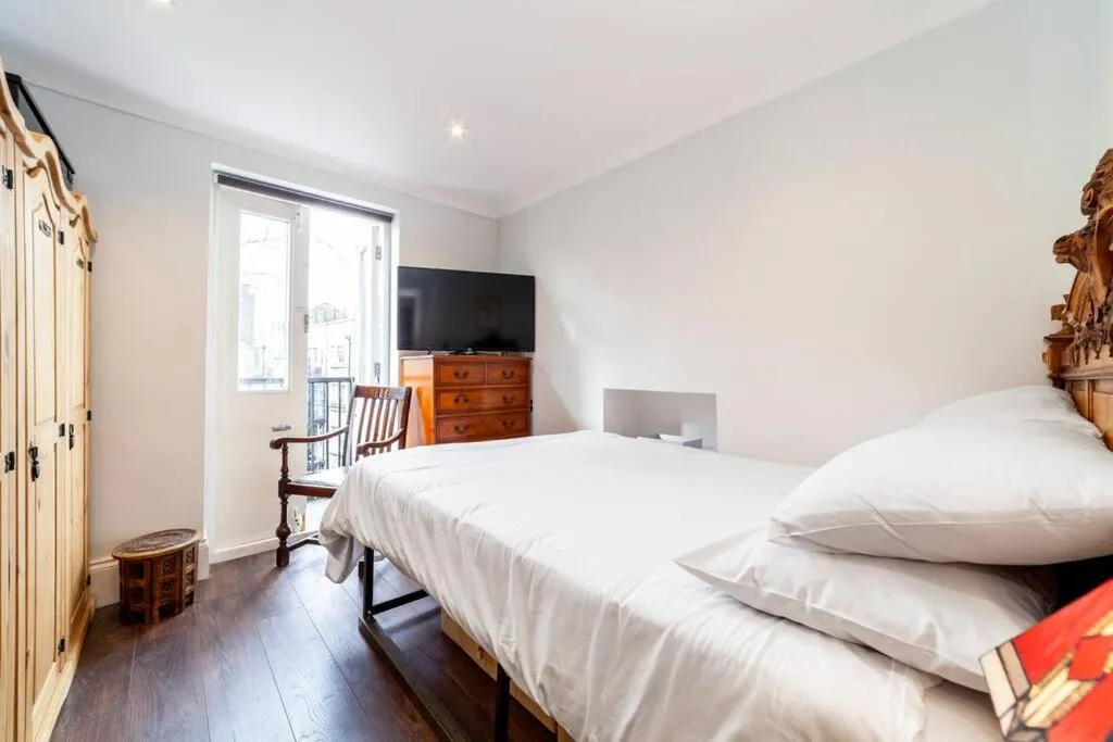 Image 5 of Outstanding Antique 1BR flat in Soho
