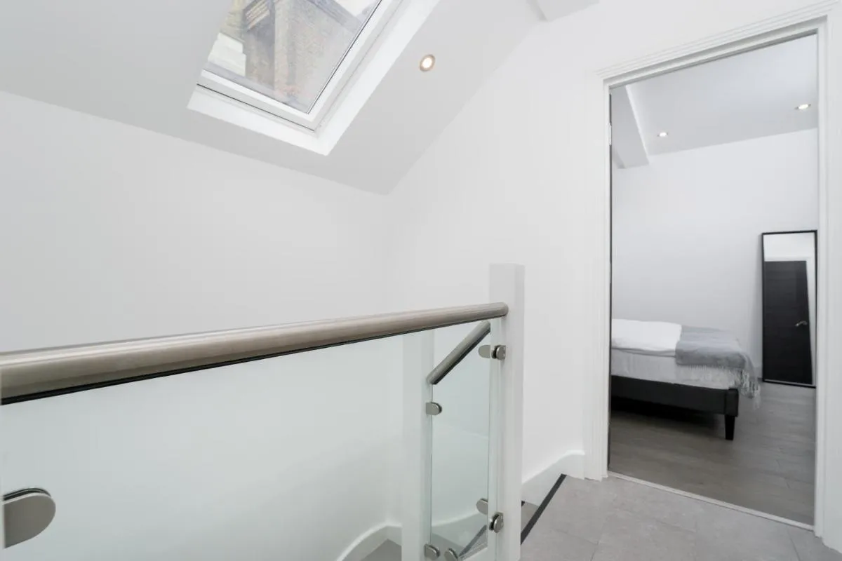 Image 5 of Oxford Street 2 Bedr, 3 Beds, 2,5 Bath, 2 min subway