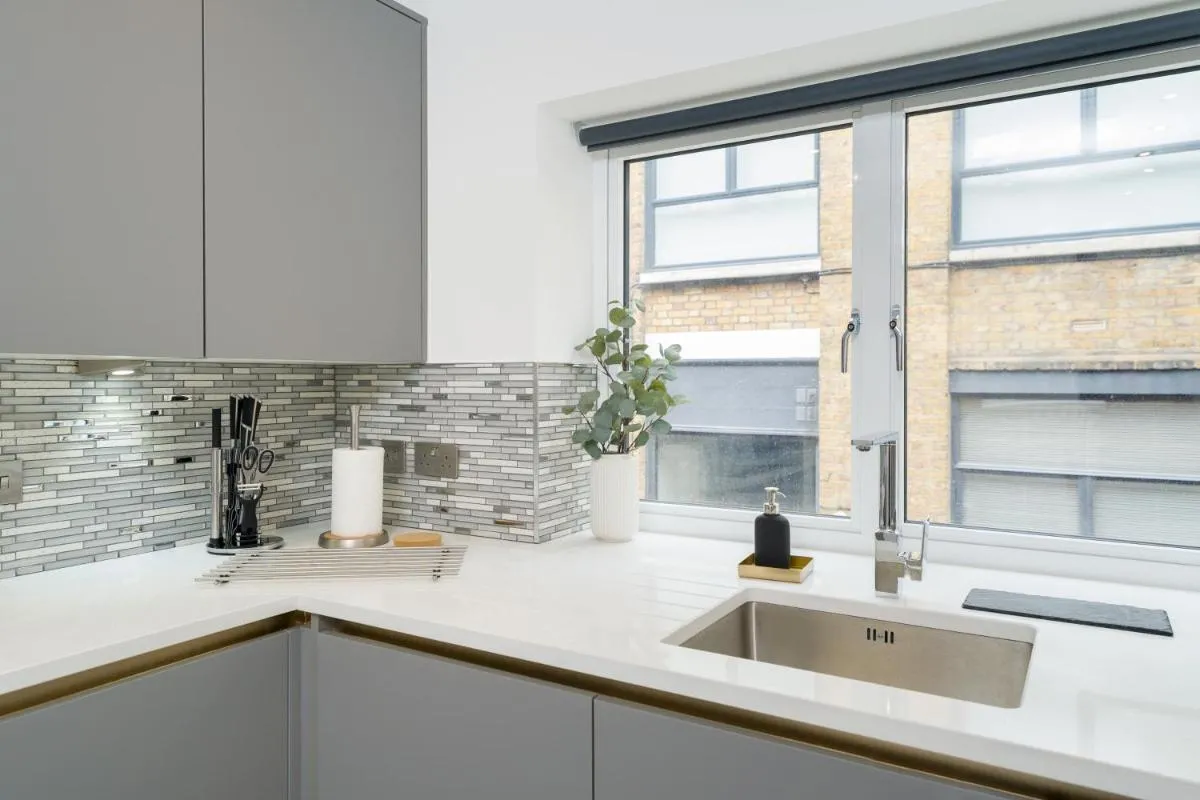 Image 2 of Oxford Street 2 Bedr, 3 Beds, 2,5 Bath, 2 min subway