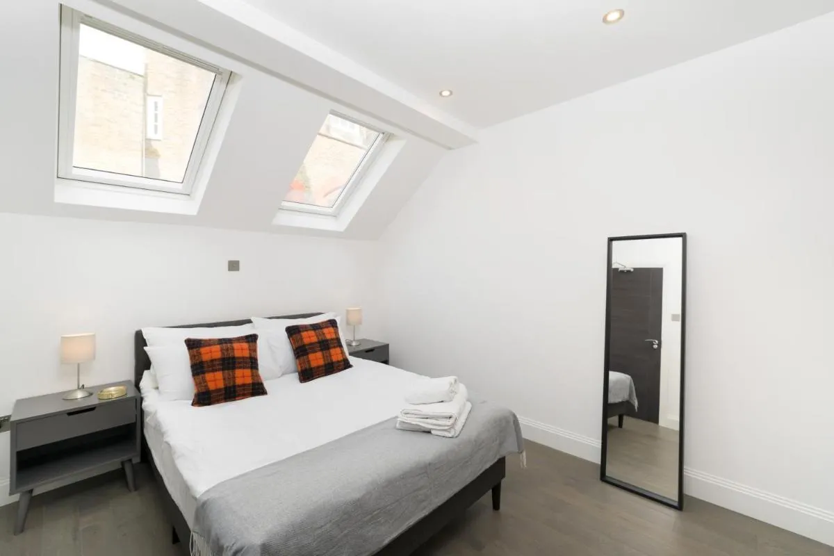Image 1 of Oxford Street 2 Bedr, 3 Beds, 2,5 Bath, 2 min subway
