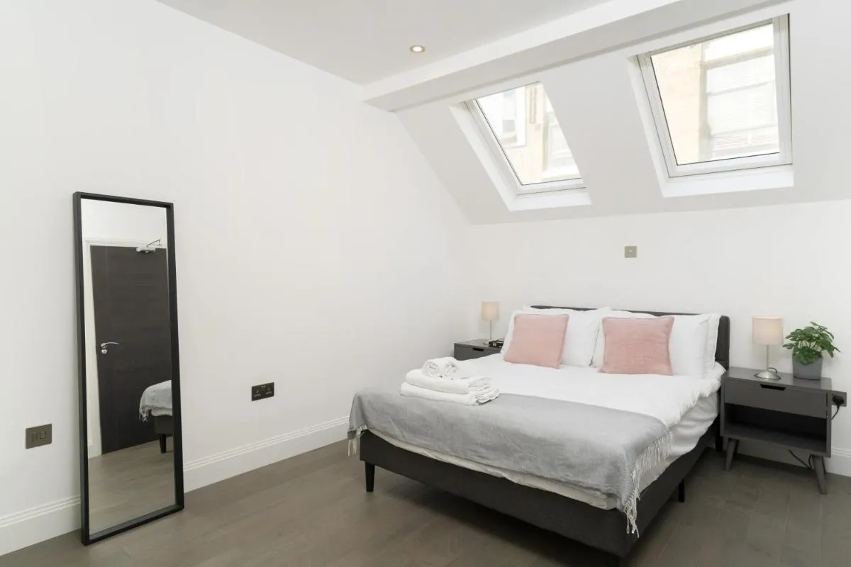 Image 4 of Oxford Street 2 Bedr, 3 Beds, 2,5 Bath, 2 min subway