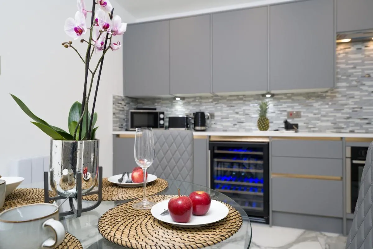 Image 6 of Oxford Street 2 Bedr, 3 Beds, 2,5 Bath, 2 min subway