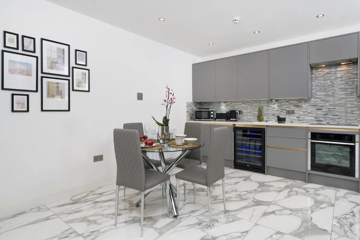 Image 3 of Oxford Street 2 Bedr, 3 Beds, 2,5 Bath, 2 min subway