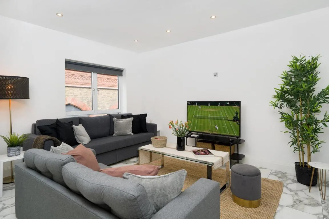 Image of Oxford Street 2 Bedr, 3 Beds, 2,5 Bath, 2 min subway