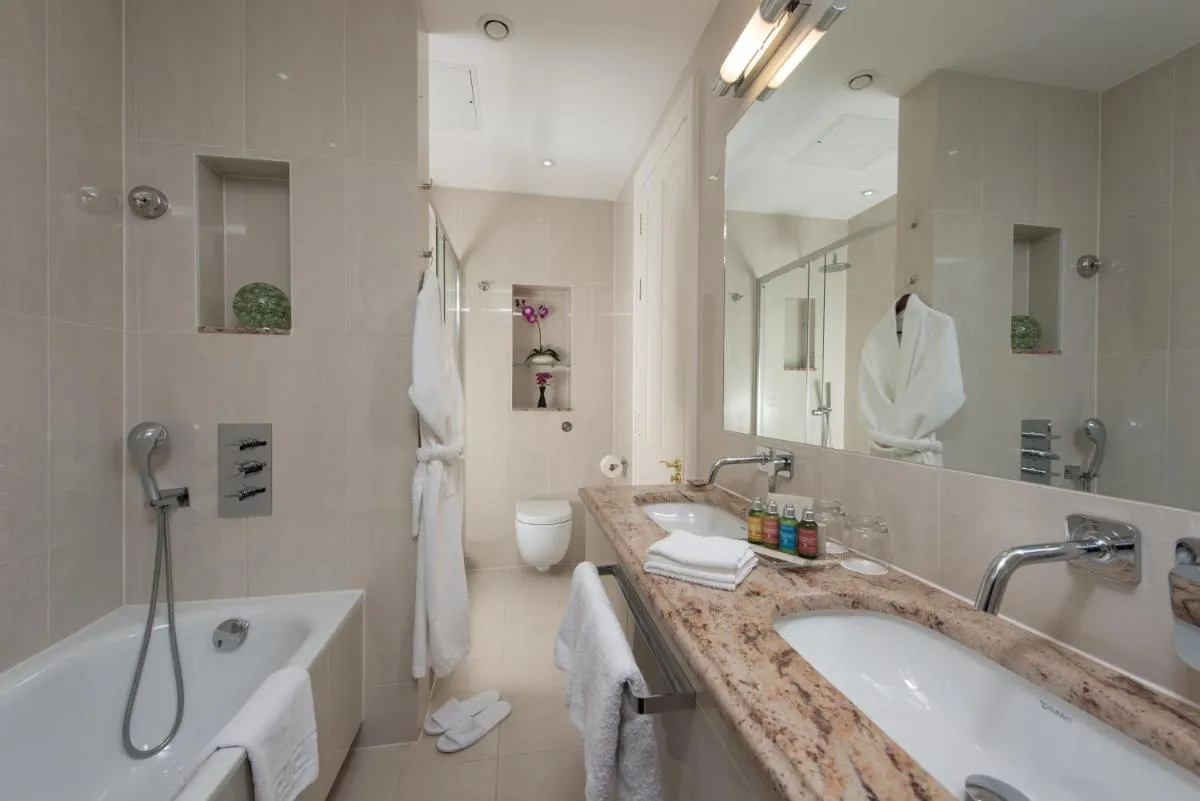Image 1 of Park International Hotel
