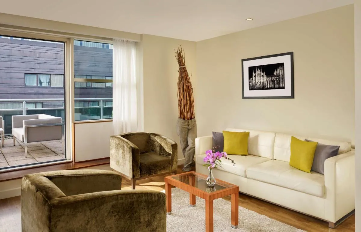 Image 2 of Park Plaza Victoria London