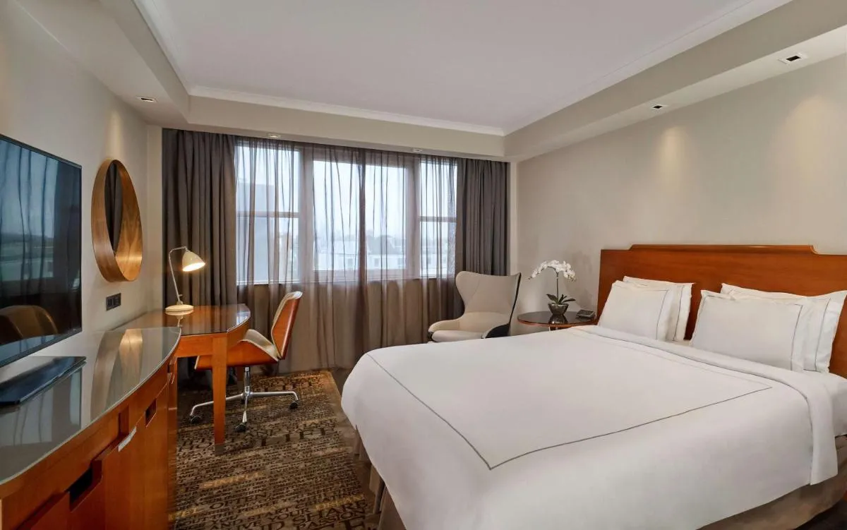 Image 3 of Park Plaza Victoria London