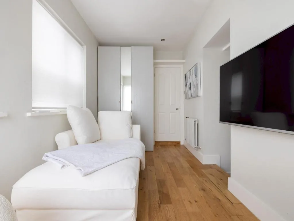 Image of Pass the Keys Chic 1 bedroom flat steps of King’s Road Chelsea