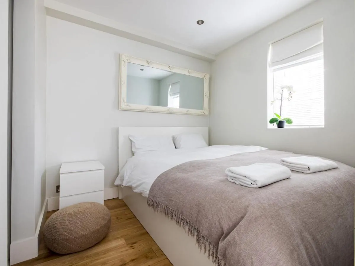 Image 1 of Pass the Keys Chic 1 bedroom flat steps of King’s Road Chelsea